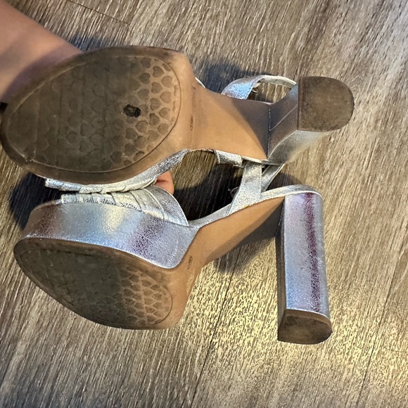 Chinese Laundry - Allie Pleated Platform Sandal - Picture 2 of 3